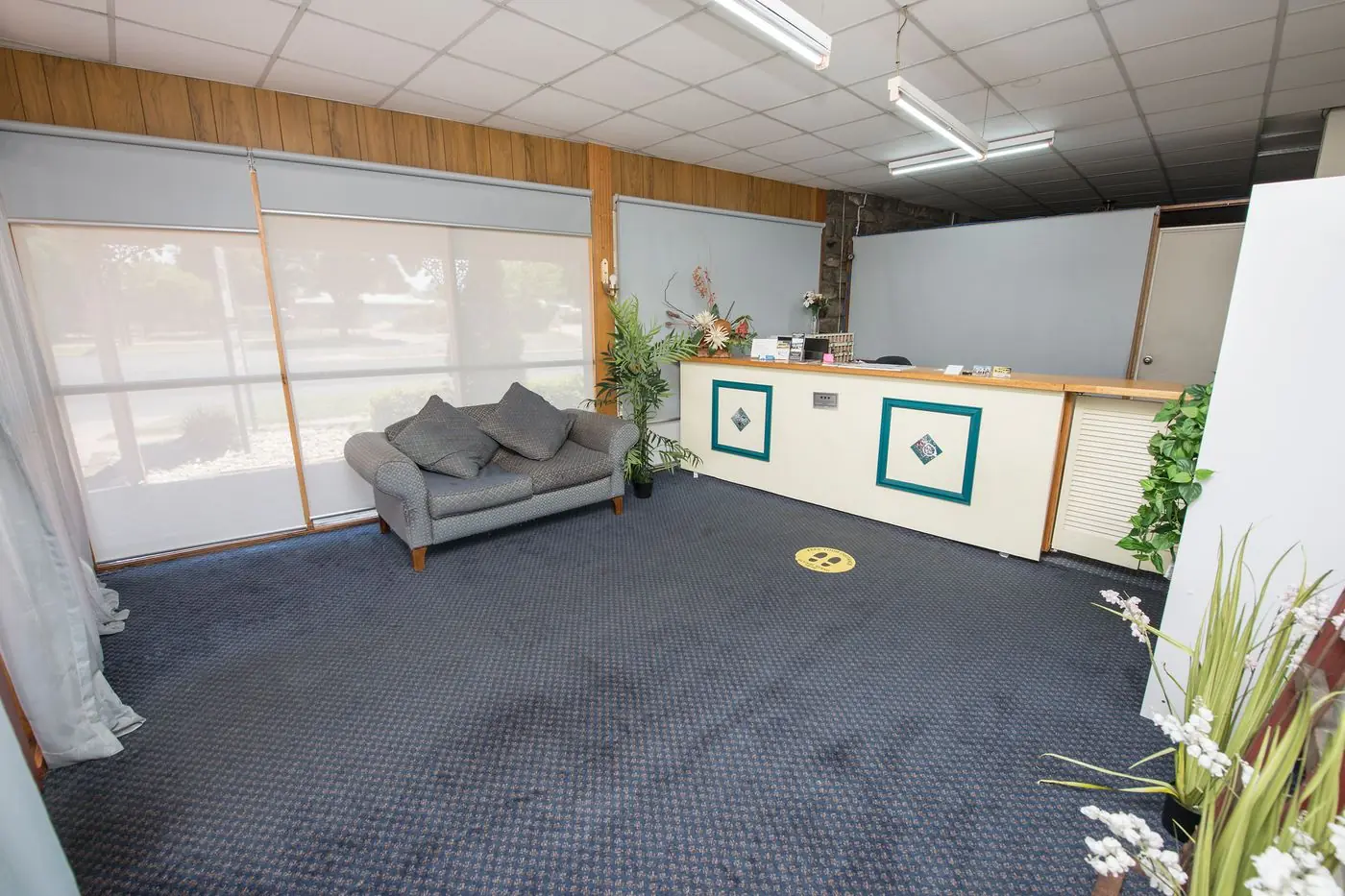 The reception desk and guest lounge